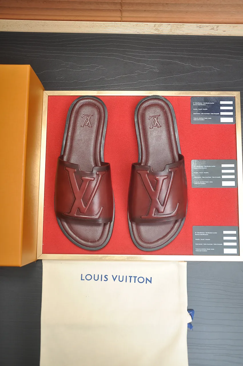 Men's shoes 💰360💶 [Louis Vuitton LV slippers] (high-end cowhide) counter 1:1 fashion style, a must-have for summer! The designer used LV’s iconic outsole. The original simple slippers instantly become fashionable! The upper is made of flexible special cowhide leather straps alternately, and the workmanship is exquisite! A must-have for stylish men in summer, size 38-46 (45 46 customized)